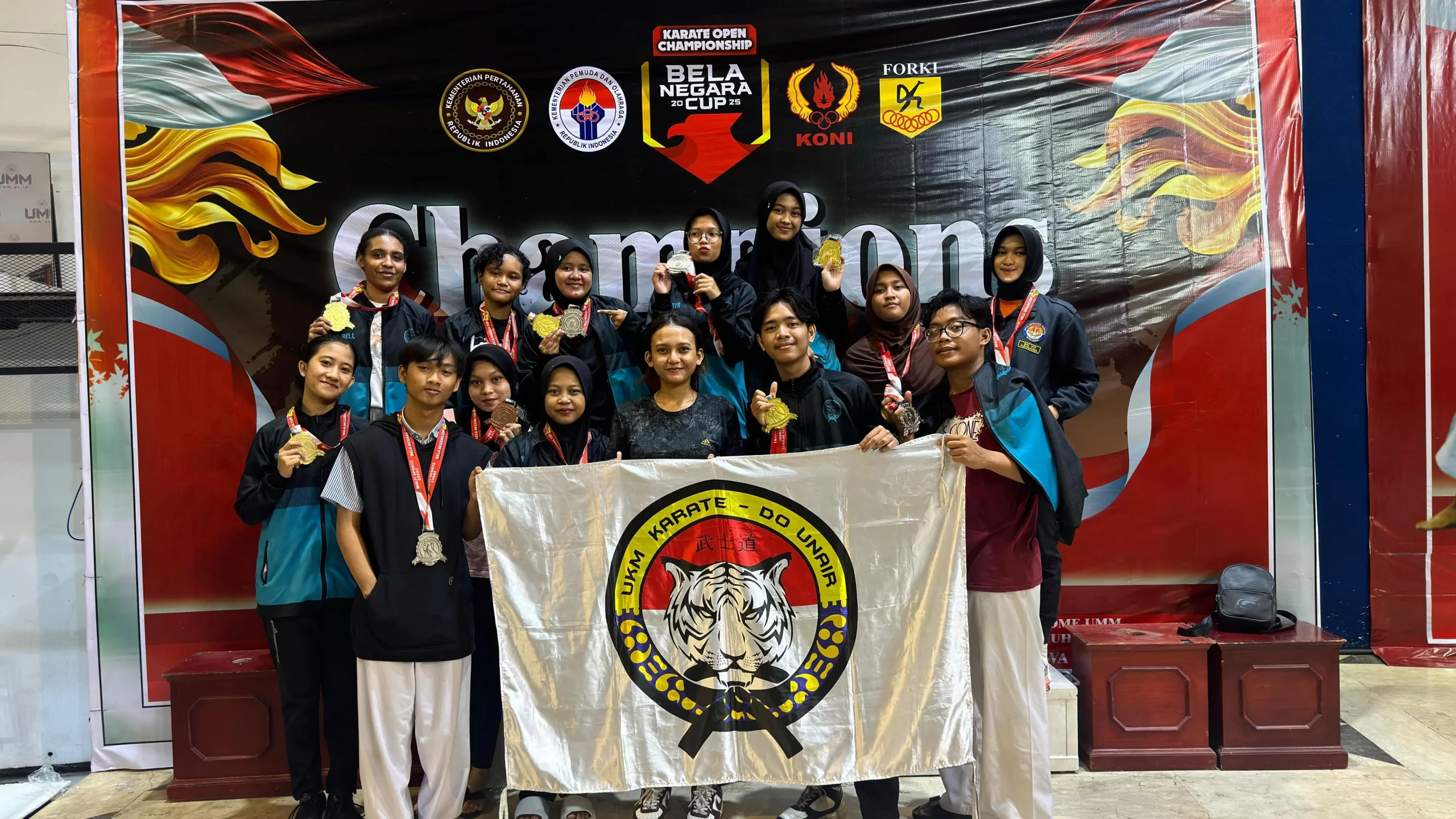 Tim UKM Karate UNAIR saat berhasil meraih juara di Piala Kemenhan RI Bela Negara Cup Karate Open Championship pada Sabtu (08/02/2025) (Foto: Istimewa)