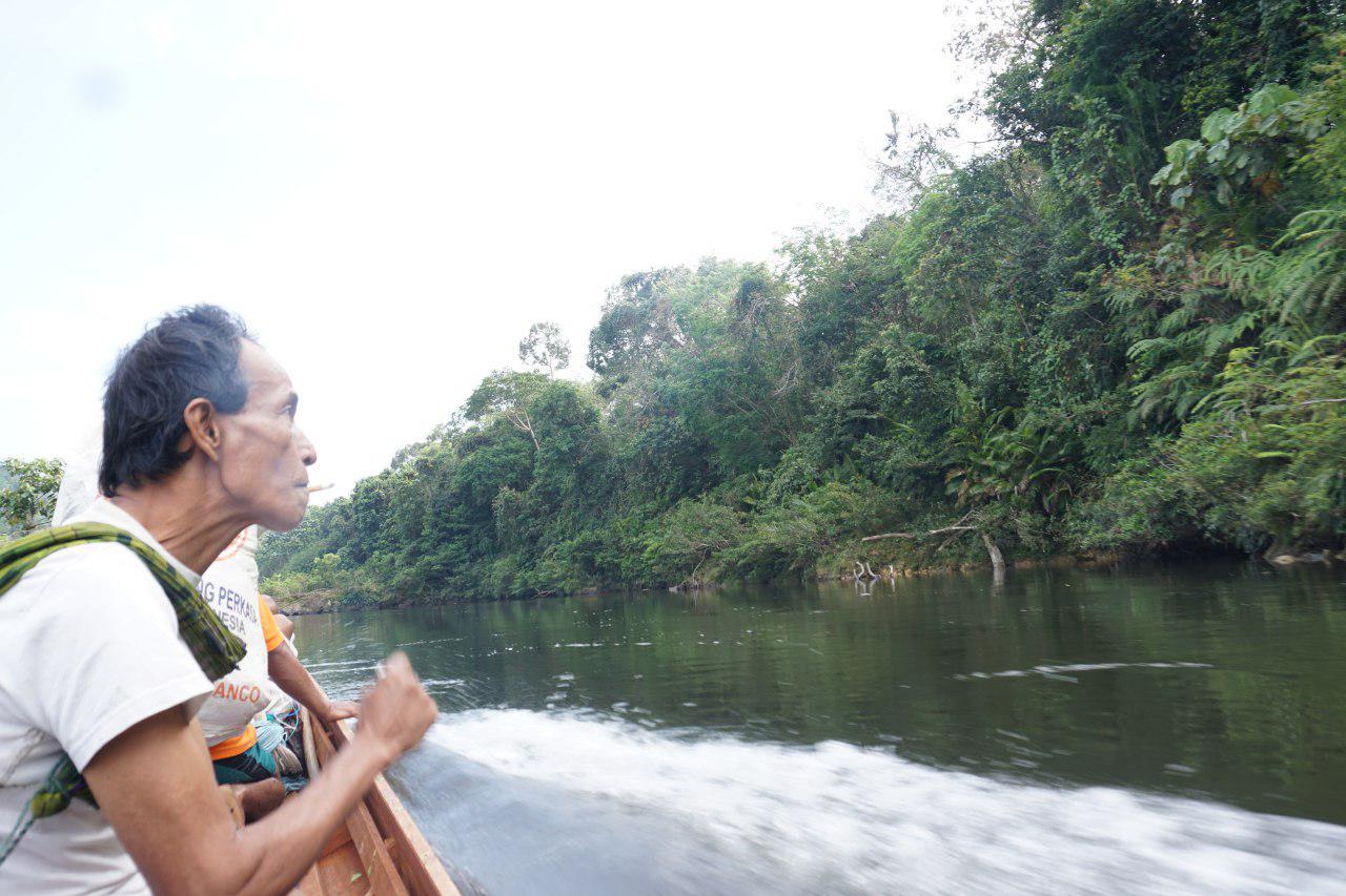 Photo by Carolina Astri showing indigenous person on a boat ride along the river