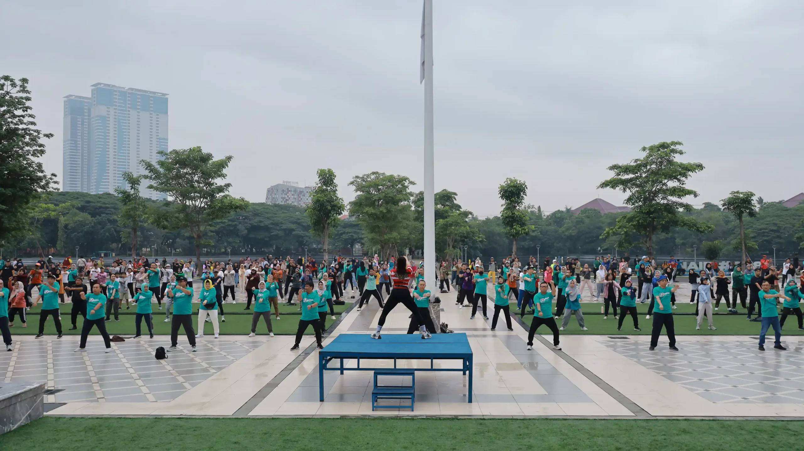 Kegiatan jalan sehat dan senam bersama dalam perayaan dies natalis Fakultas Psikologi ke-42 UNAIR (foto: PIKIP UNAIR)