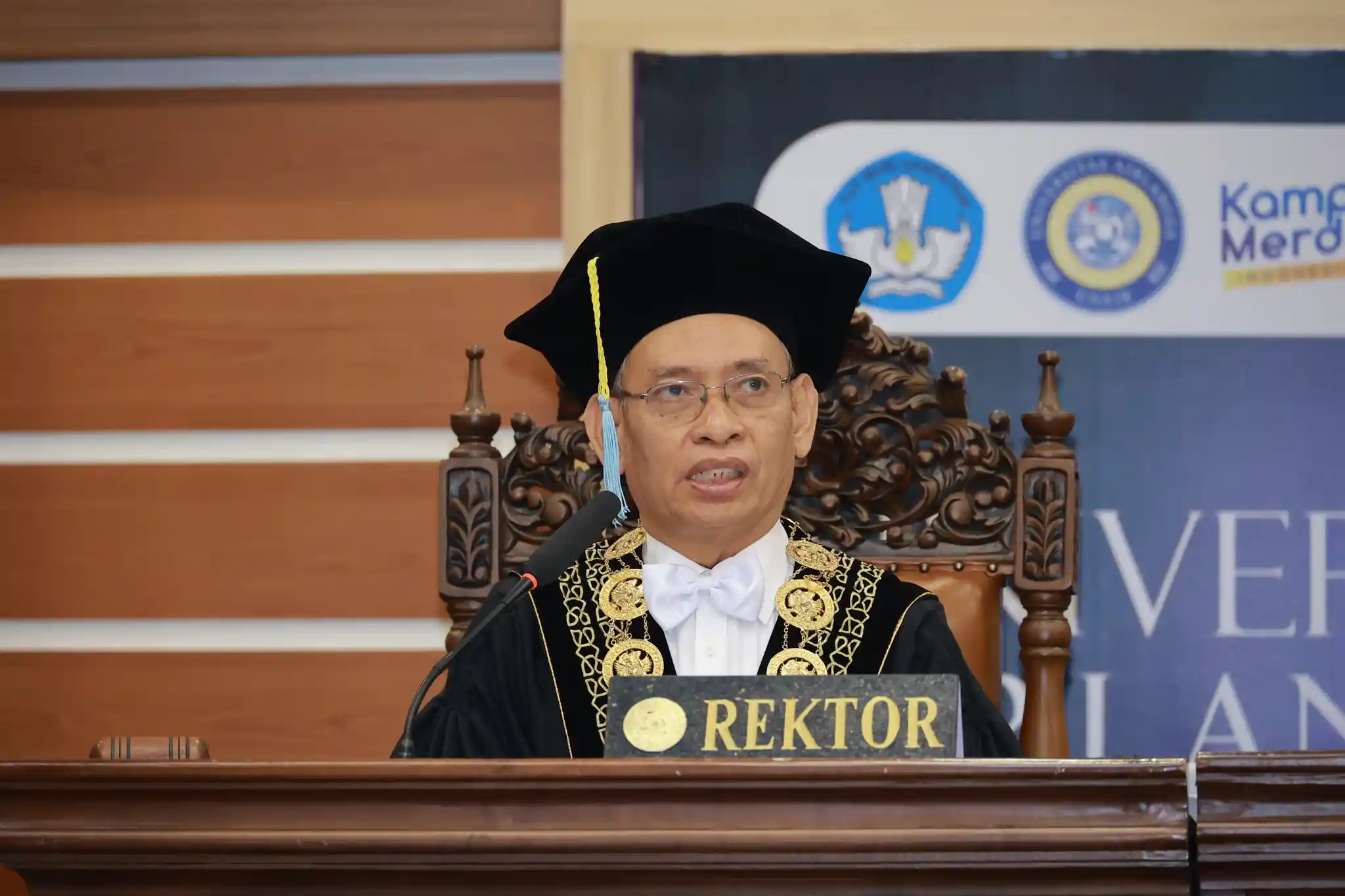 Rektor UNAIR, Prof Dr Mohammad Nasih MT AK Ca dalam pengukuhan guru besar (foto: PKIP UNAIR)