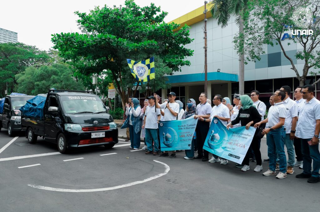 Prof. Dr. Mohammad Nasih MT Ak CA, along with vice rectors and university officials, officially launched the distribution of 10,000 Ramadan aid packages on Saturday (March 22, 2025). (Photo: PKIP UNAIR)