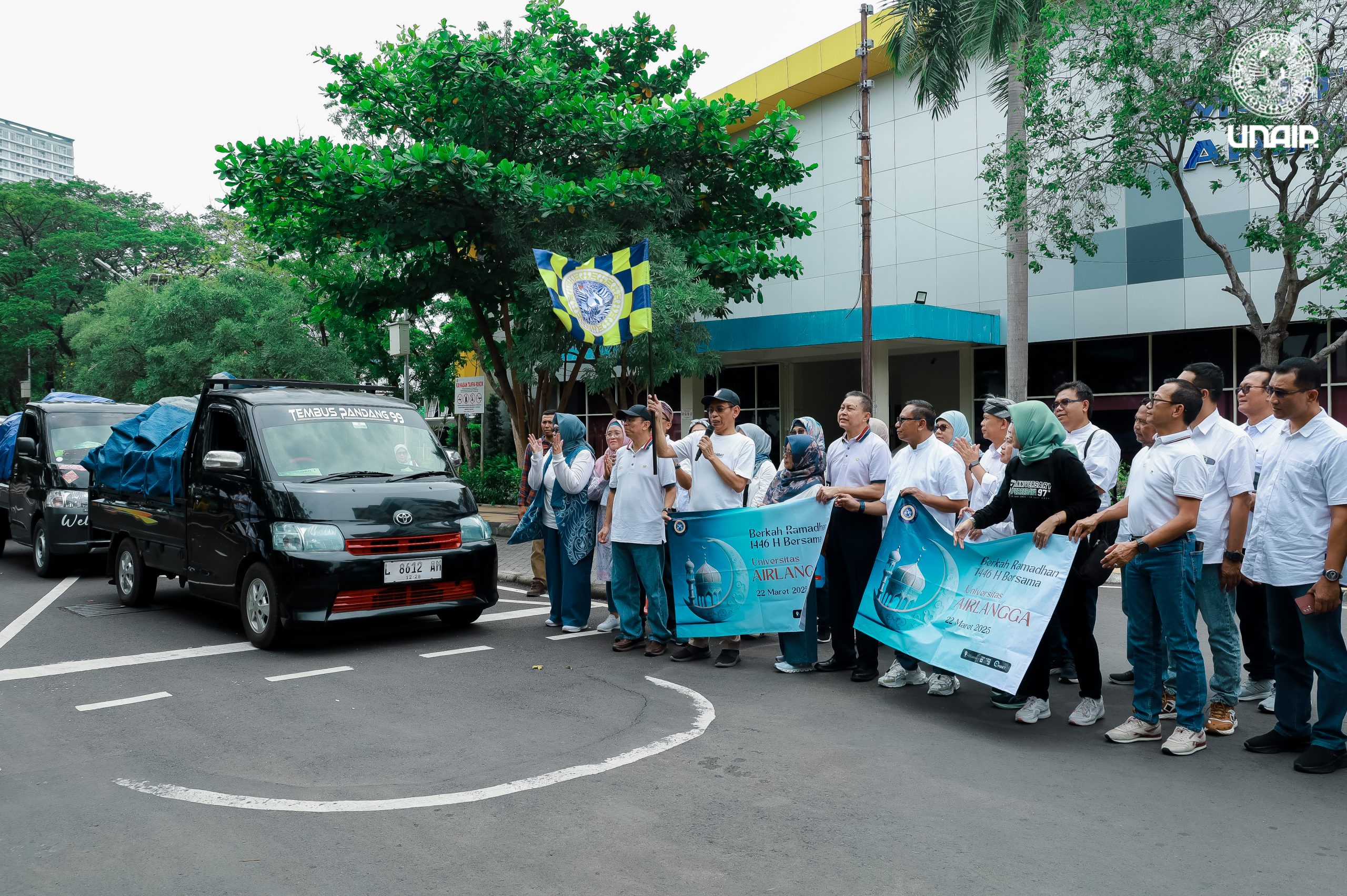 Prof Dr Mohammad Nasih MT Ak Ca bersama jajaran wakil rektor dan pimpinan melepas distribusi 10.000 paket Berkah Ramadhan UNAIR, Sabtu (22/03/2025). (Foto: PKIP UNAIR)