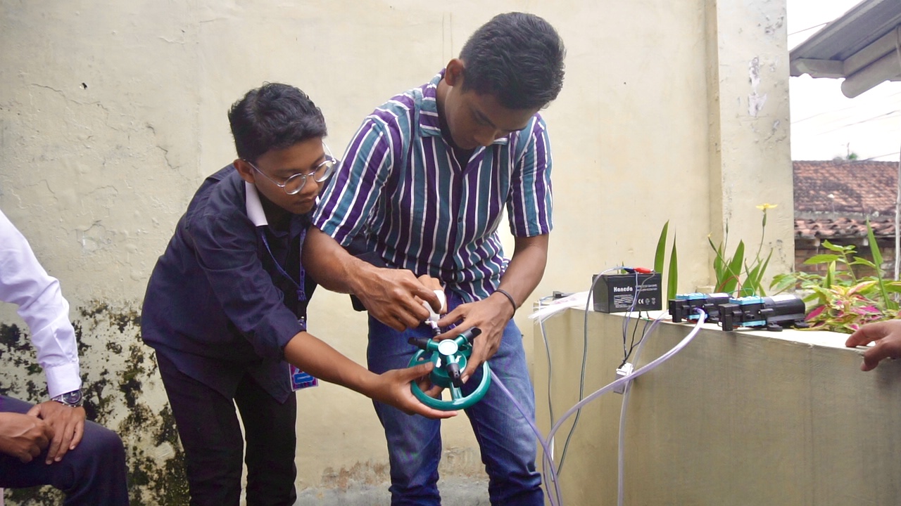 UNAIR students demonstrating the operation of solar panels within the community. (Photo: By courtesy)