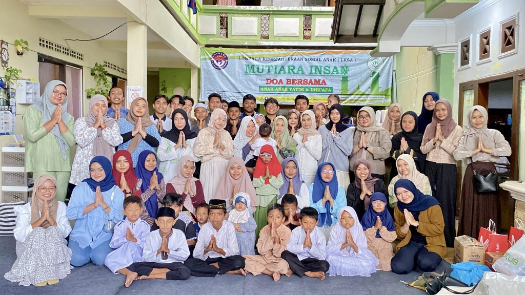 FOTO mahasiswa FIKKIA UNAIR Banyuwangi bersama anak Panti dan mahasiswa UNAIR. (Foto: Istimewa)