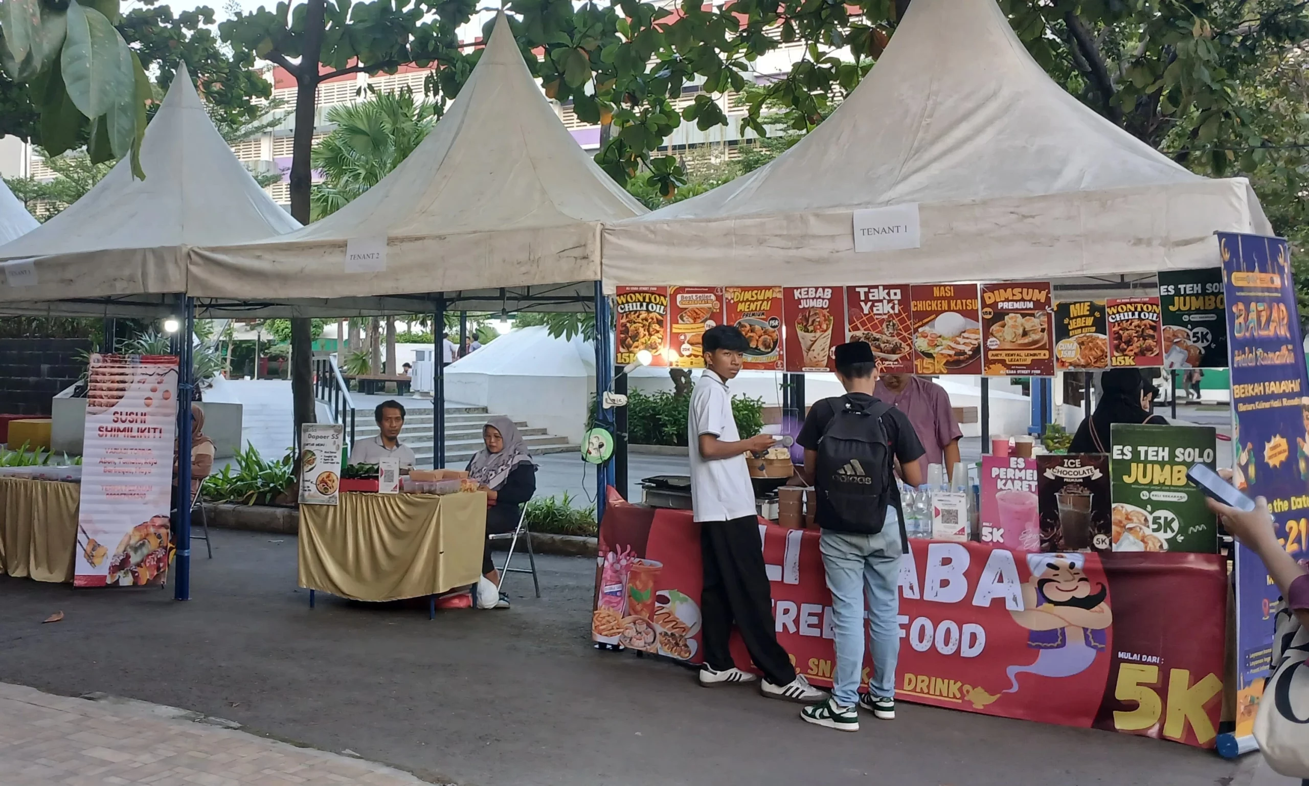 Pedagang UMKM melayani mahasiswa saat membeli makanan di Amphitheater Kampus Dharmawangsa-B Universitas Airlangga (Foto: Kania)