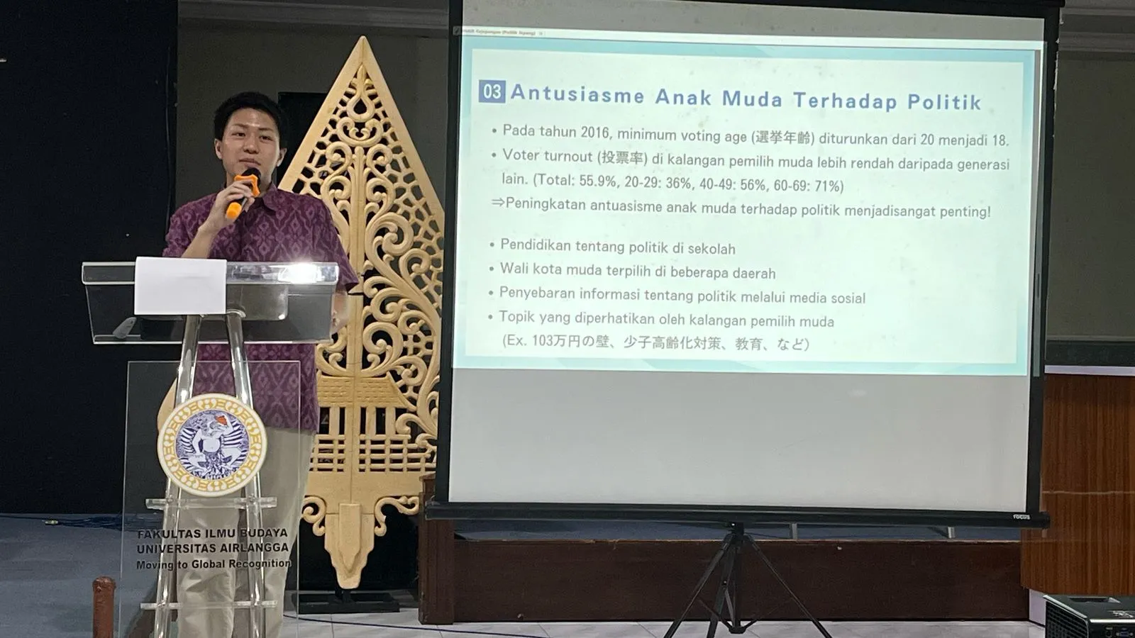 Presentation by Nakagome Kota at the Seminar on Modern Japanese Politics and Youth Engagement at UNAIR’s Faculty of Humanities on Monday (March 17, 2025). (Photo: UNAIR Documentation)