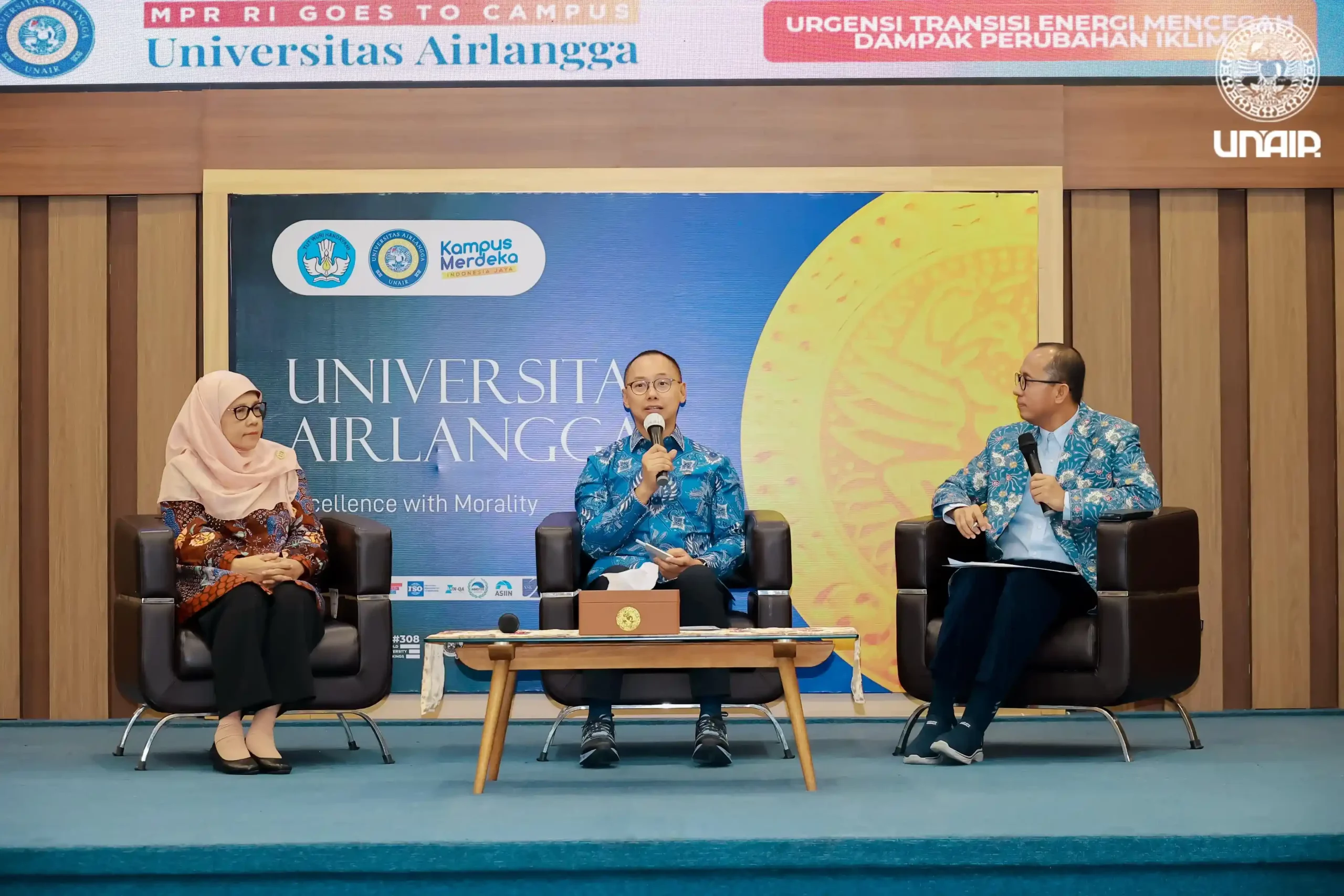 Presentation by Dr. Eddy Soeparno, SH, MH at the MPR Goes to Campus seminar at UNAIR’s MERR-C Campus on Wednesday (March 19, 2025) (Photo: PKIP UNAIR)
