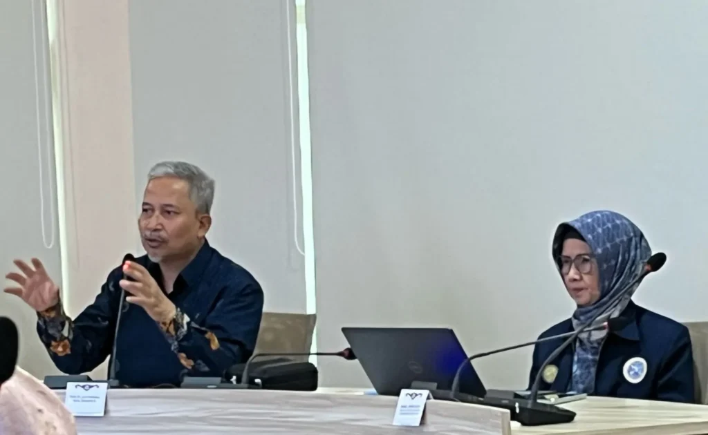 Presentation by Prof. Ir. Joni Hermana during the "Leadership by Heart" seminar on Thursday (March 14, 2025). (Photo: UNAIR Documentation)