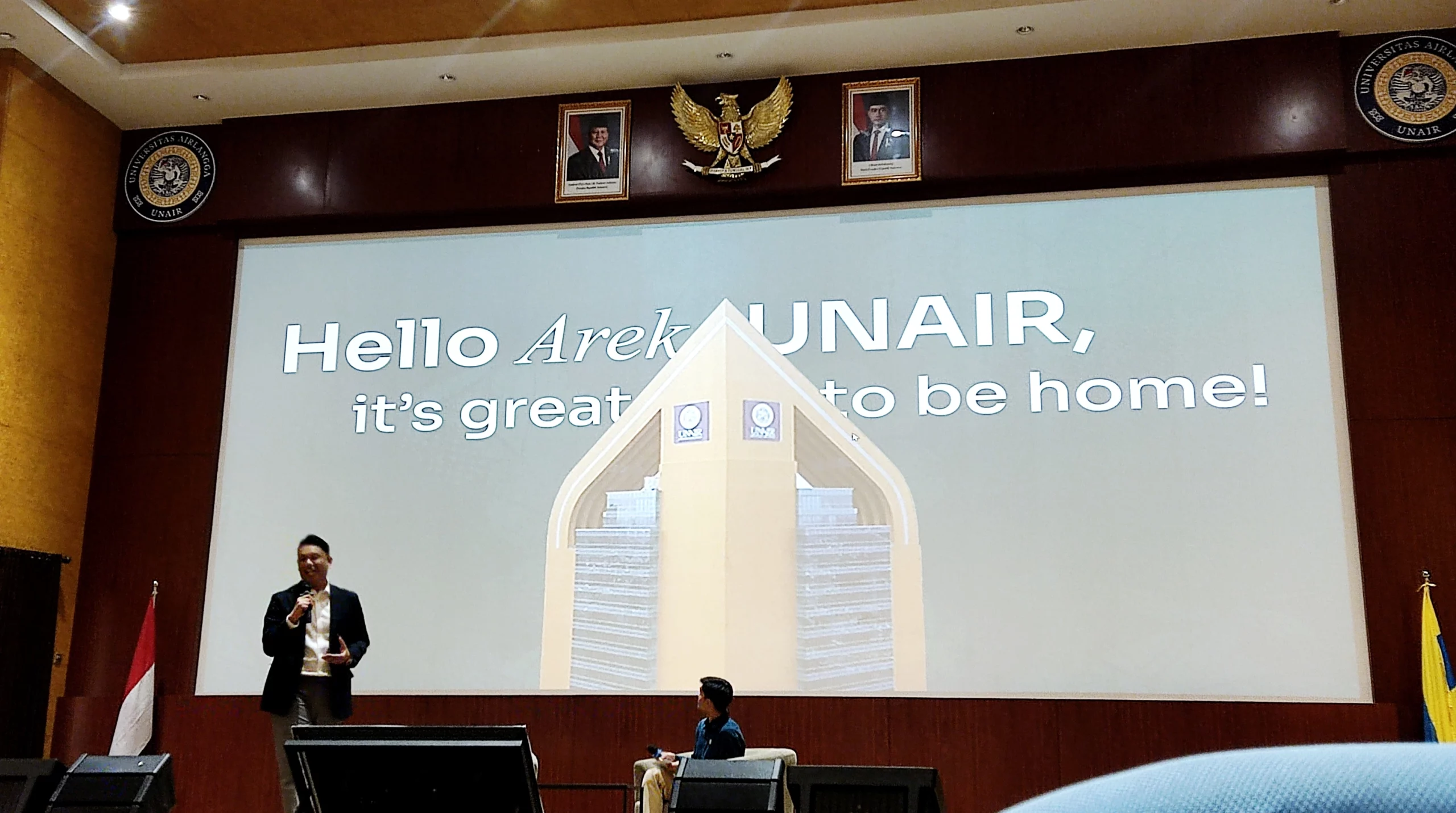 Matthew Ardian, FIB alumnus and CMO of FORE COFFEE, delivers a presentation at the Airlangga Youth Entrepreneur seminar in Ternate Hall, ASEEC Tower on Friday (15/03/2025). (Photo: Ezza)