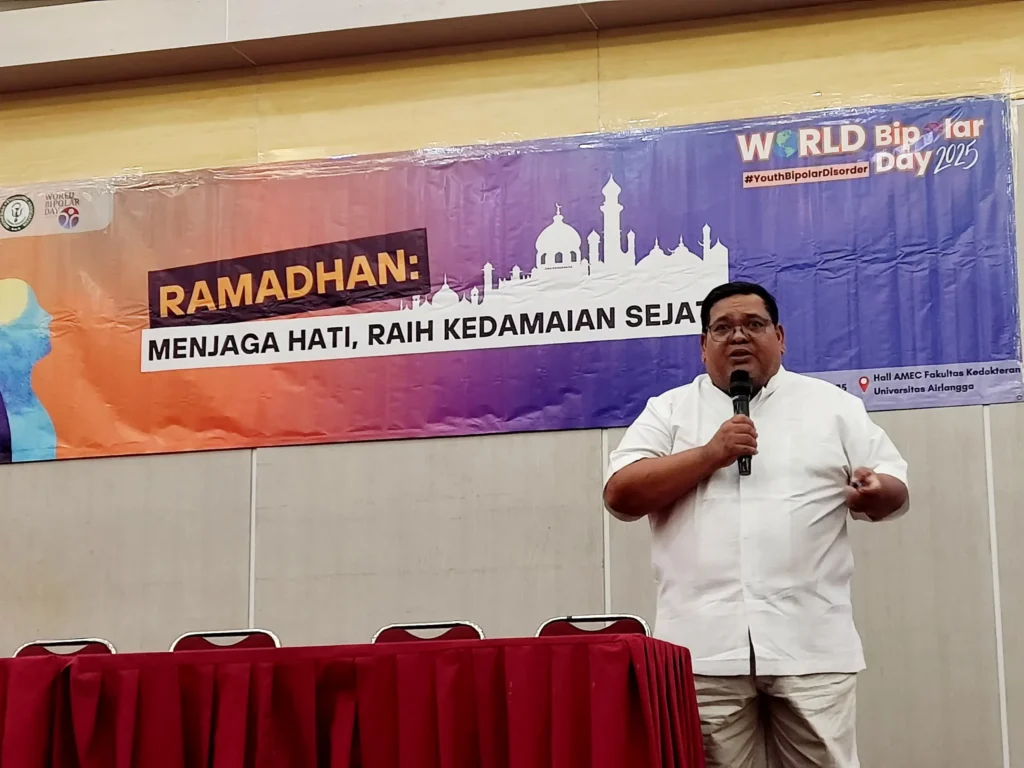 dr Rasyid Salim Sp K J Subsp A R (K) sedang menyampaikan materi pada seminar Mencegah dan Mengatasi Gangguan Bipolar pada Remaja di Hall Airlangga Medical Education Centre (AMEC) Lt 2, Kampus Dharmahusada A, Minggu (16/3/2025)(Dok. Panca Ezza)