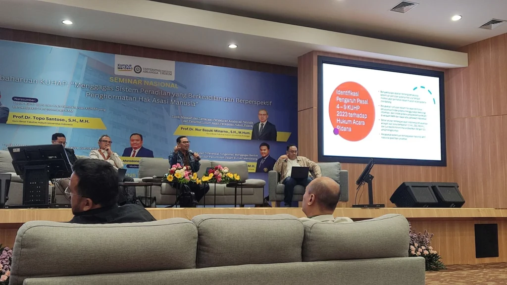 Prof Dr Topo Santoso SH MH saat menyampaikan materinya dalam seminar nasional. (Foto: Nafiesa Zahra)