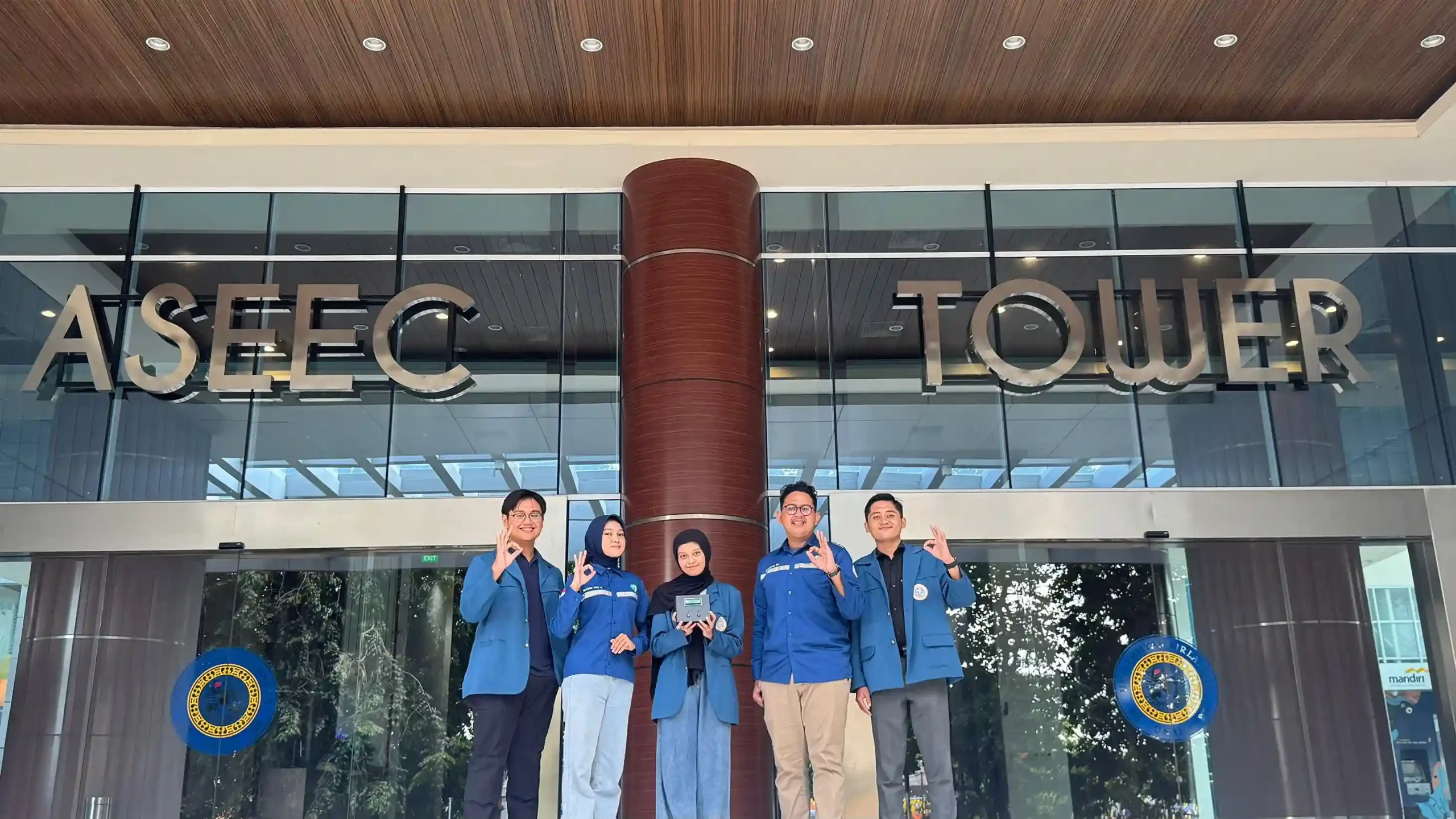 Tim mahasiswa UNAIR yang menggagas alat ukur kelelahan kerja (Foto: Dok. Tim)