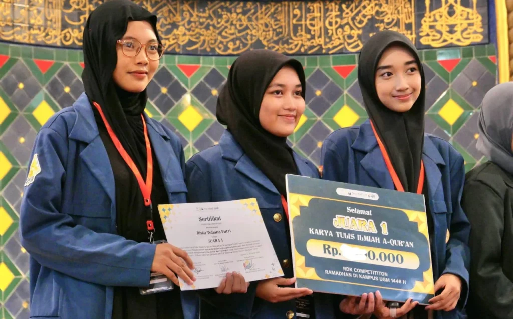 UNAIR team receives award for innovative environmental app at LKTIA RDK 2025 (Photo: By courtesy)