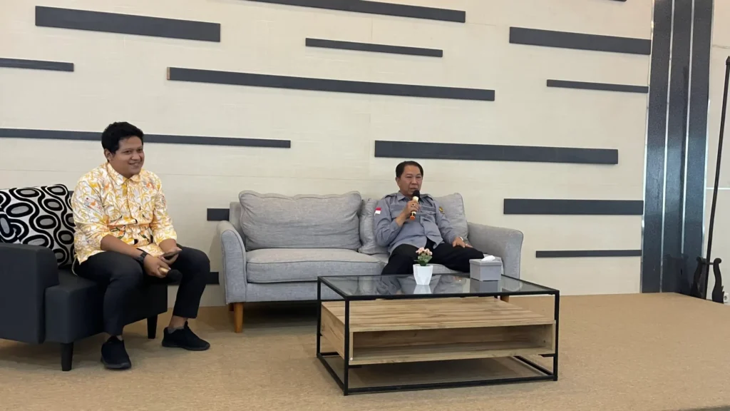 Dari Kiri Ke Kanan, Amung Logam Saputro drh MSi Sebagai Moderator dan Dr. Muhammad Munawwaroh drh MM Selaku Pemateri Dalam Sesi Tanya Jawab (Foto: Istimewa)