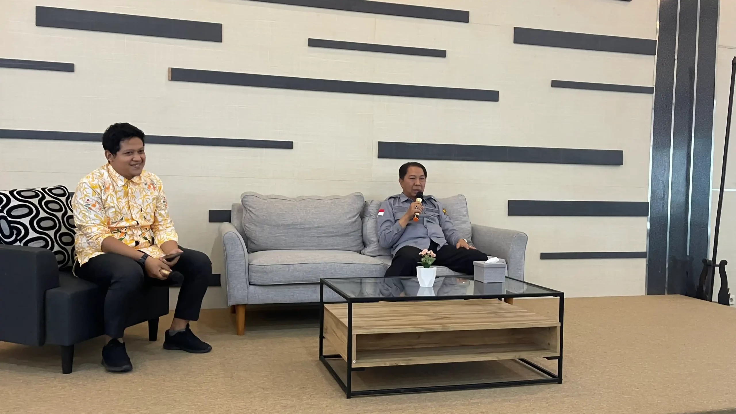 Dari Kiri Ke Kanan, Amung Logam Saputro drh MSi Sebagai Moderator dan Dr. Muhammad Munawwaroh drh MM Selaku Pemateri Dalam Sesi Tanya Jawab (Foto: Istimewa)