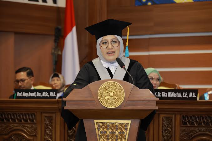 Prof Dr Tika Widiastuti SE MSi dr Sp A(K), guru besar Fakultas Ekonomi dan Bisnis (FEB) Universitas Airlangga (UNAIR) (Foto: PKIP UNAIR)