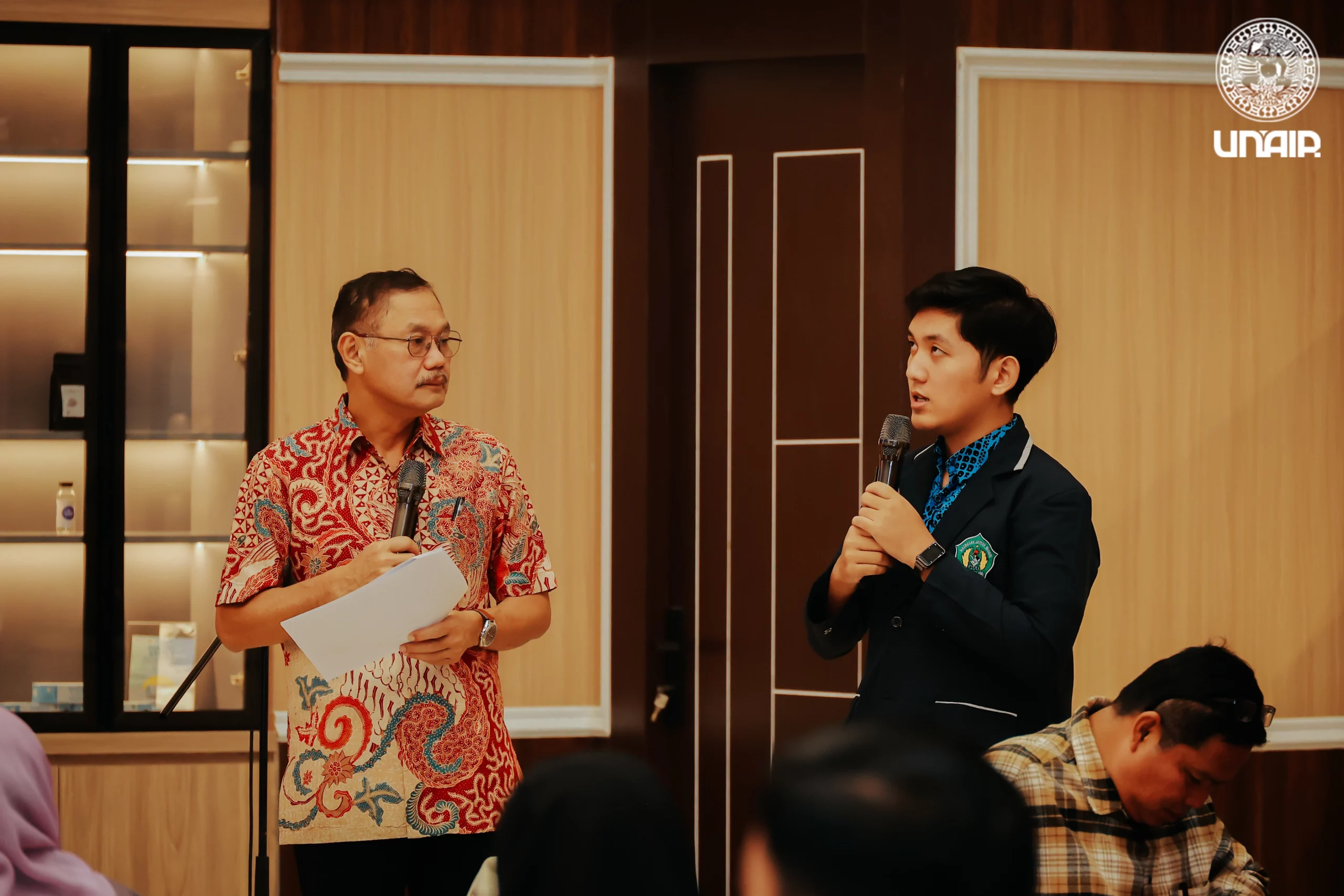 Al Davi Muhammad Azril bersama Prof Dr Budi Santoso dr SpOG SubspFER dalam acara Golden Ticket di UNAIR, Selasa (12/3/2025). (Foto: PKIP UNAIR)