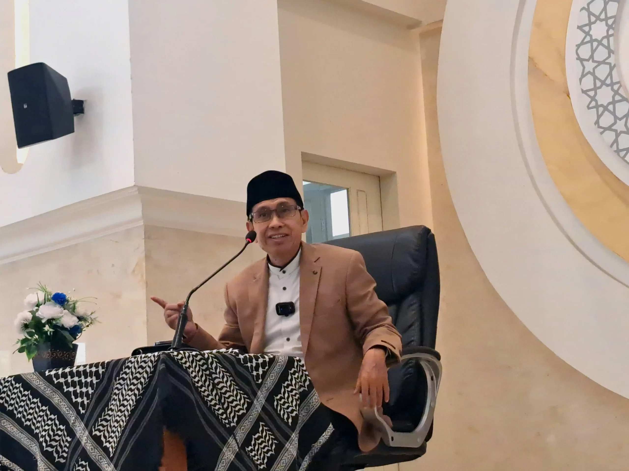 Ustaz Djunaidi Sahal M Ag saat menyampaikan ceramahnya terkait enam kurikulum Ramadan di Masjid Ulul Azmi (Foto: Arifatun Nazilah)