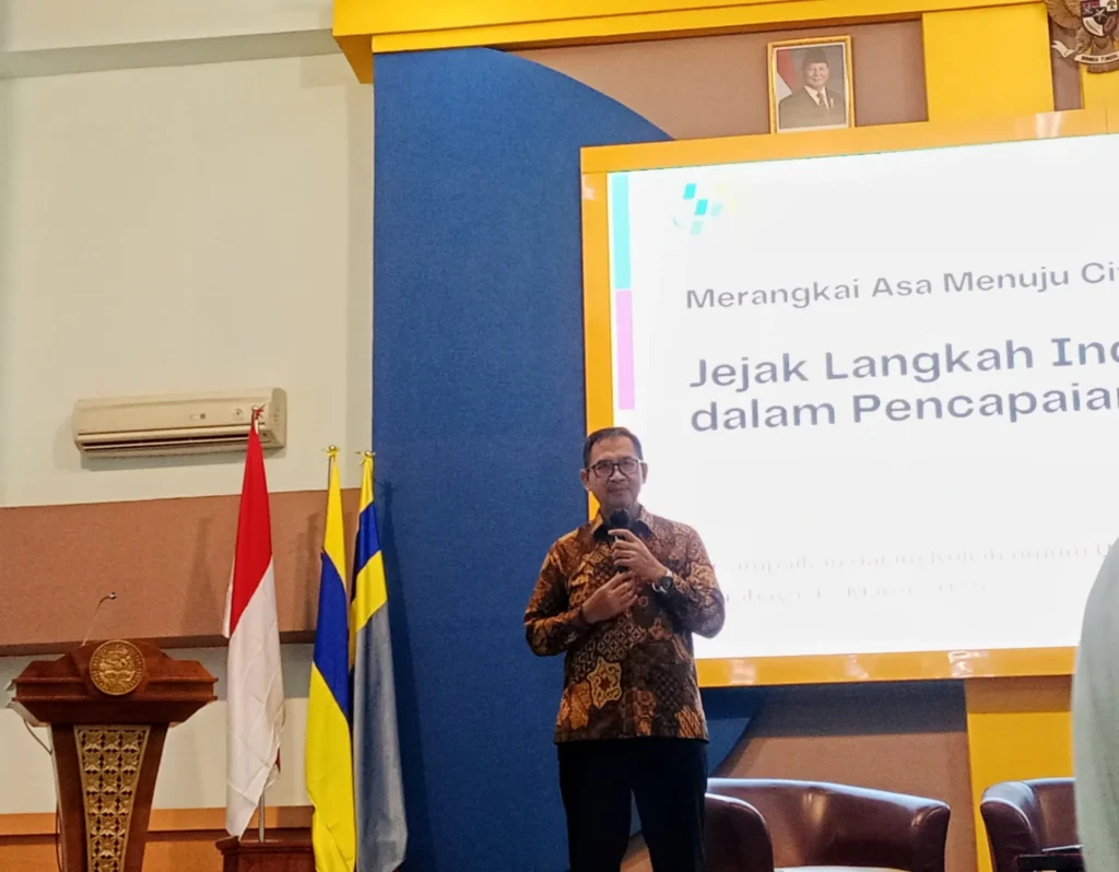 Dr Suntono memaparkan materi terkait program SDGs, capaian, dan tantangannya dalam kegiatan Kuliah Tamu di FEB UNAIR pada Selasa (12/3/2025) (Foto: Rosa Maharani)