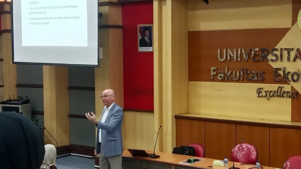 A guest lecture by Professor Roman Matousek explores how social media perception shapes investor behavior, held on Tuesday (March 11, 2025). (Photo: Rosa Maharani)