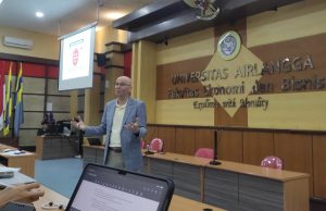 Speaker explains Disruptive Innovation Theory to students of the Department of Economics, FEB UNAIR (Photo: Syeila)