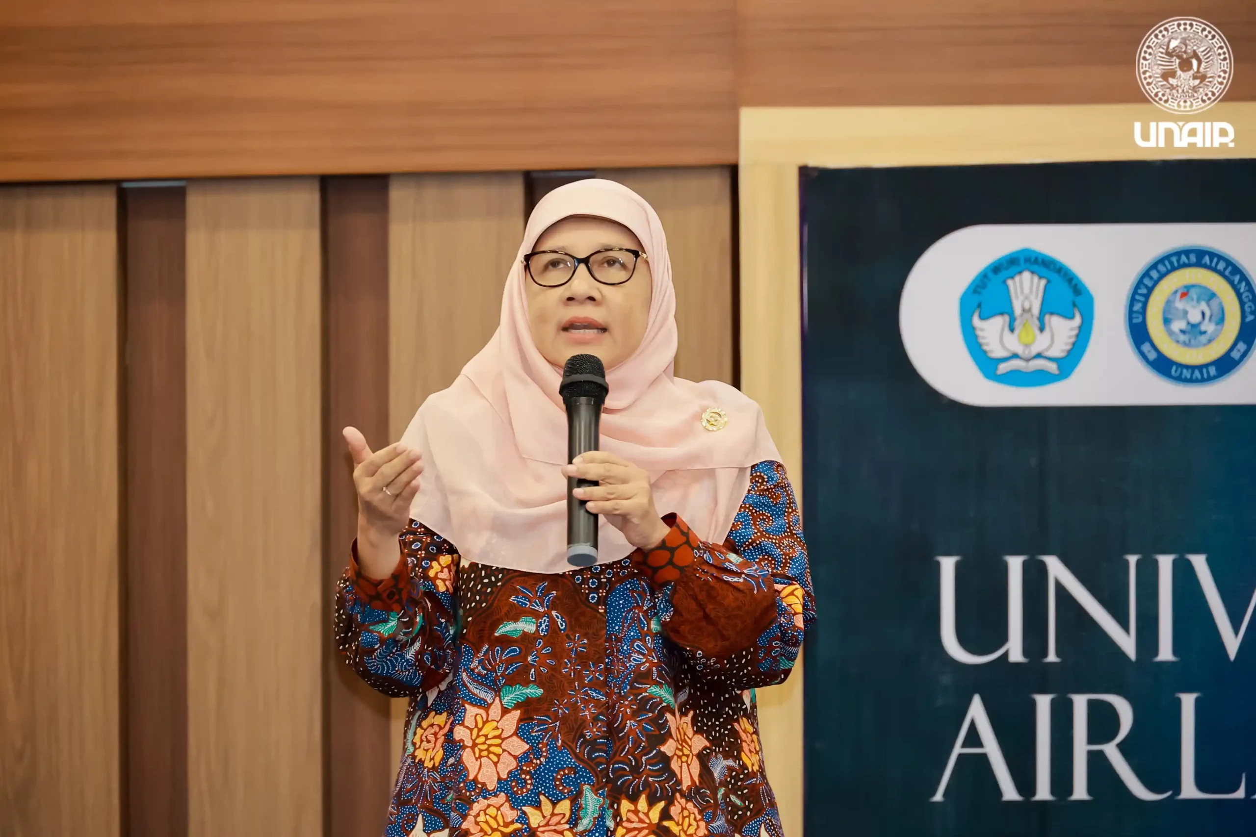 Prof. Dr. Ni Nyoman Tri Puspaningsih, Dra., M.Si., delivers a presentation at the MPR RI Goes to Campus National Seminar (Photo: PKIP UNAIR)