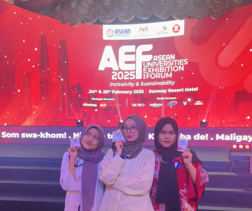 (From the left) Farah Sutia Adelia, Rifayani Nurul Afra, and Inzala Astibati Shuffah, UNAIR three Islamic Economics students at ASEAN Universities Exhibition Forum (AEF) in Malaysia (Photo: Rifayani Nurul Afra)