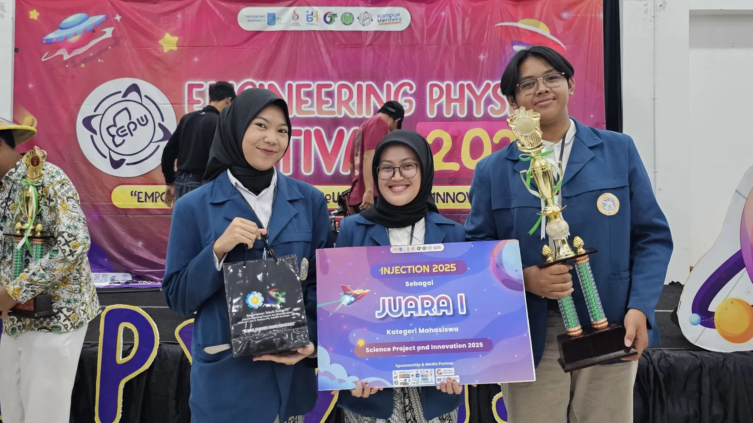 Tim UNAIR meraih Juara 1 dalam Karya Tulis Ilmiah (KTI) Science Project and Innovation Engineering Physics Week (EPW) yang diselenggarakan oleh Departemen Fisika, Institut Teknologi Sepuluh November (ITS) pada (8-9/1/2025) (Foto: Dok. Narasumber)