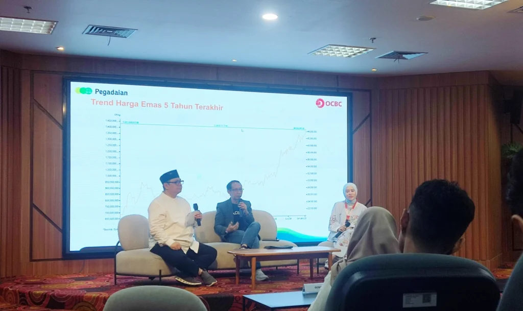 Ivan Rusanto AVP Divisi Innovation Center PT Pegadaian Tbk sedang menjawab pertanyaan dari peserta seminar di Ruang Majapahit, Jumat (14/3/2025). (Foto: PUSPAS UNAIR)