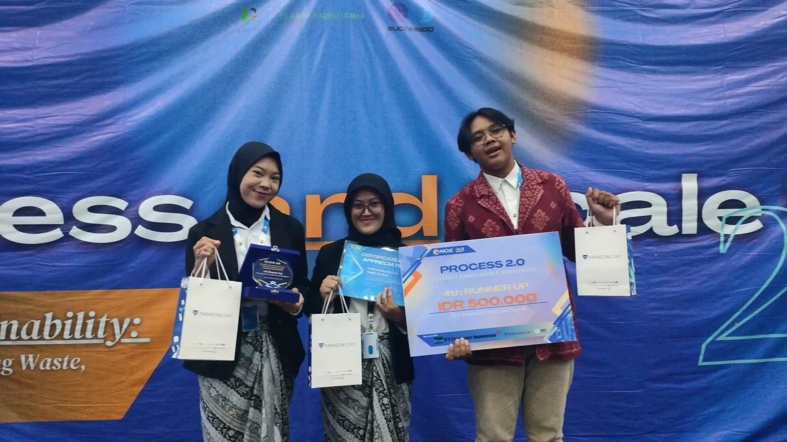 Tim Universitas Airlangga (UNAIR) meraih posisi 4th Runner-Up dalam kompetisi American Institute Of Chemical Engineers (AIChe) Process & Scale-Up 2.0 Product Innovation di Institut Teknologi Bandung (ITB) pada Sabtu (15/2/2025) (Foto: Dok. Narasumber)