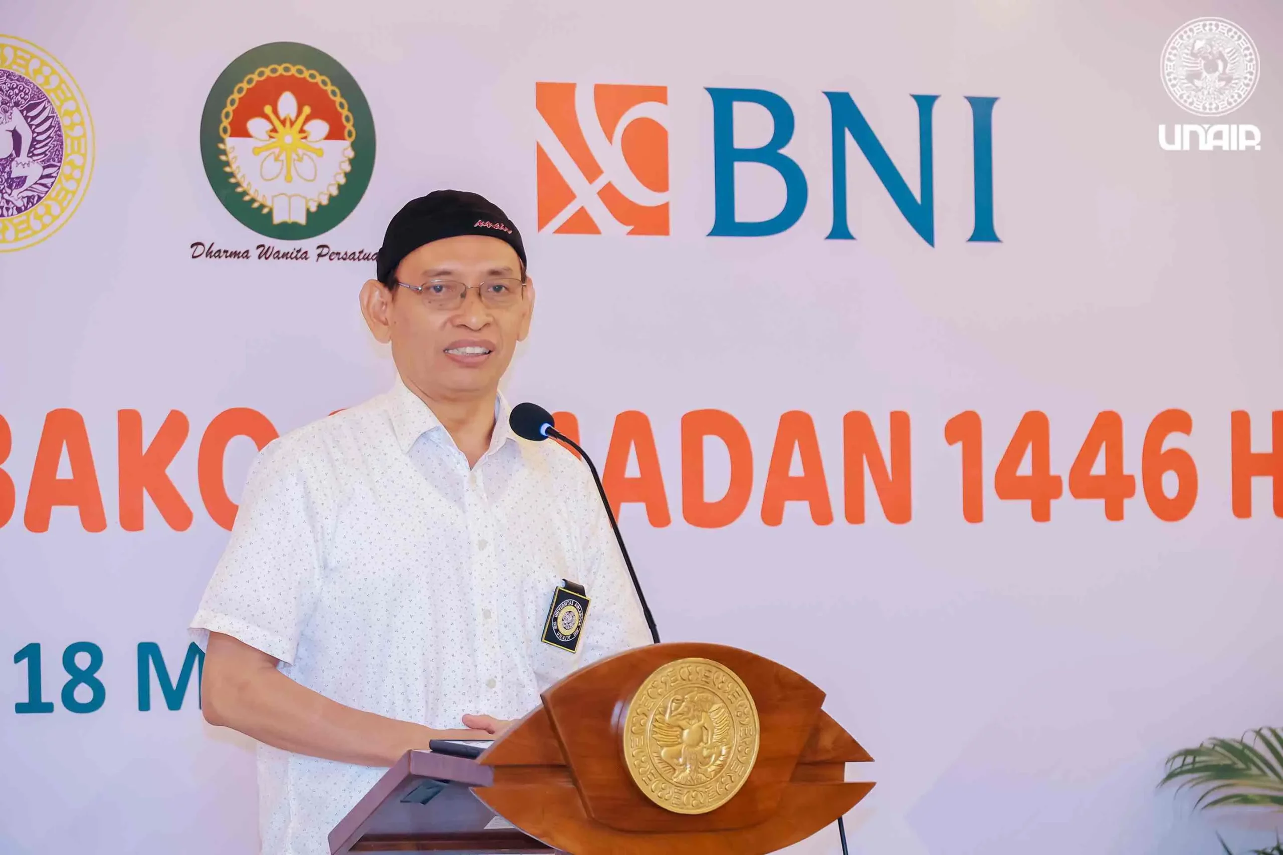UNAIR Rector Prof. Dr. Mohammad Nasih MT Ak CA delivers remarks at the DWP and BNI social charity event distributing staple food packages. (Photo: PKIP UNAIR)