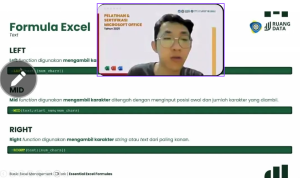 Narasumber Kegiatan Pelatihan Microsoft Office menjelaskan cara pengoperasian Microsoft Excel (Foto: Kania)