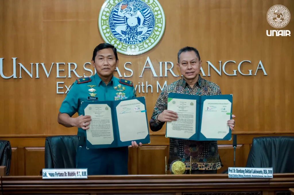 UNAIR Vice Rector for Academic, Student and Alumni Affairs, Prof. Dr. Bambang Sektiari Lukiswanto, DEA, DVM, and STTAL Rear Admiral dr. Mukhlis, ST, MM, sign a cooperation agreement on Tuesday (March 11, 2025) (Photo: PKIP UNAIR)