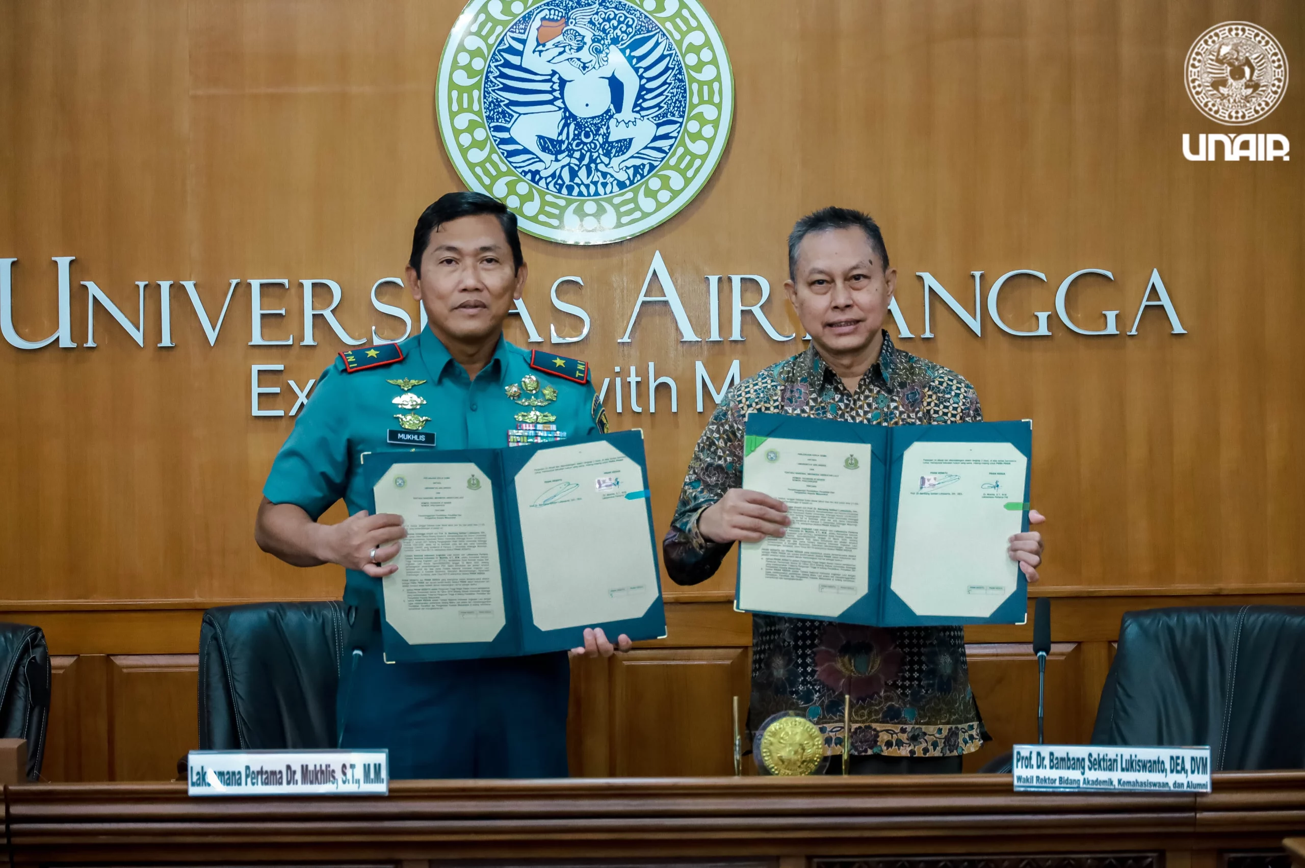 UNAIR Vice Rector for Academic, Student and Alumni Affairs, Prof. Dr. Bambang Sektiari Lukiswanto, DEA, DVM, and STTAL Rear Admiral dr. Mukhlis, ST, MM, sign a cooperation agreement on Tuesday (March 11, 2025) (Photo: PKIP UNAIR)