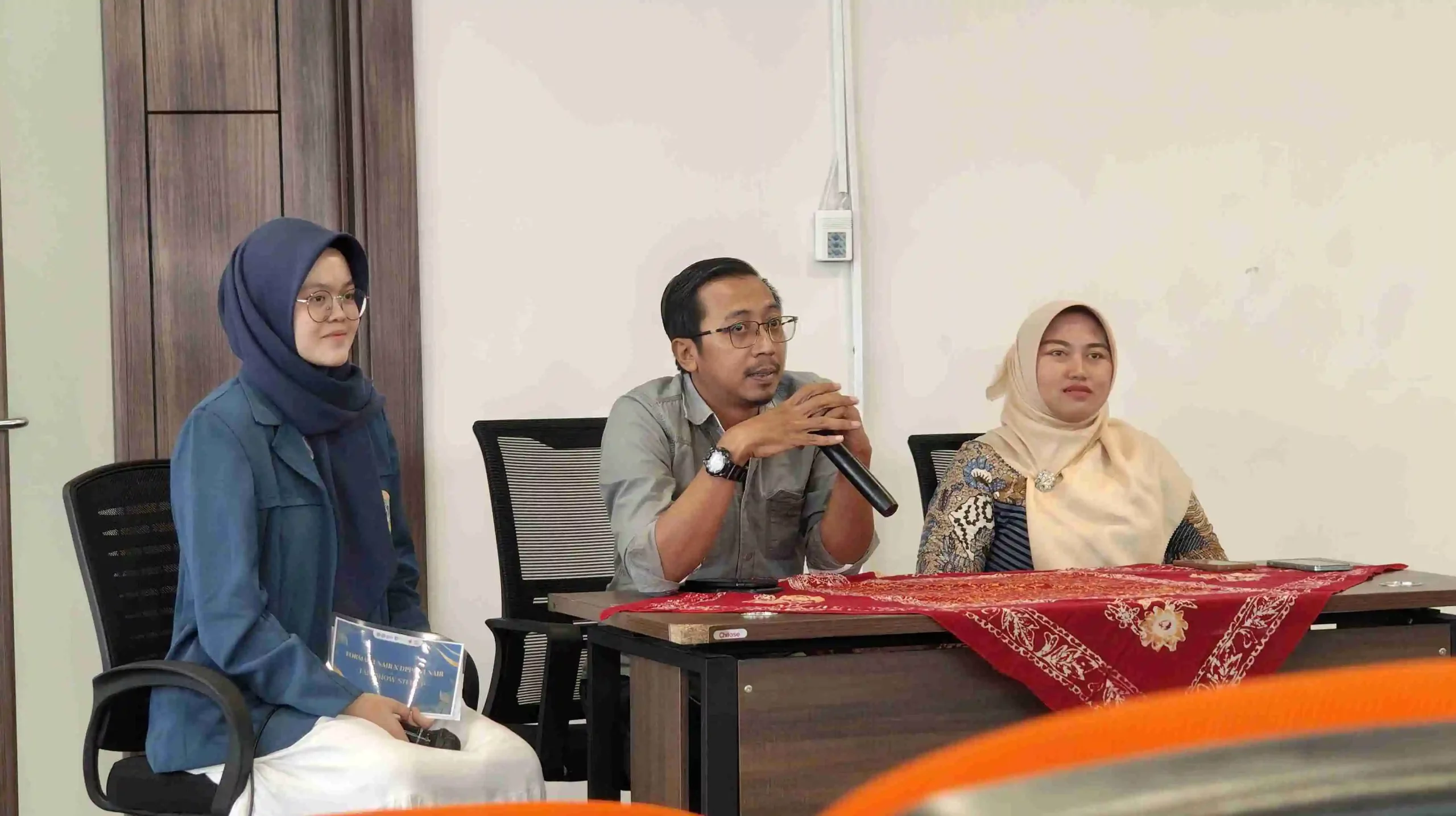 Moderator bersama narasumber saat sesi talkshow berlangsung. (Foto: Istimewa)