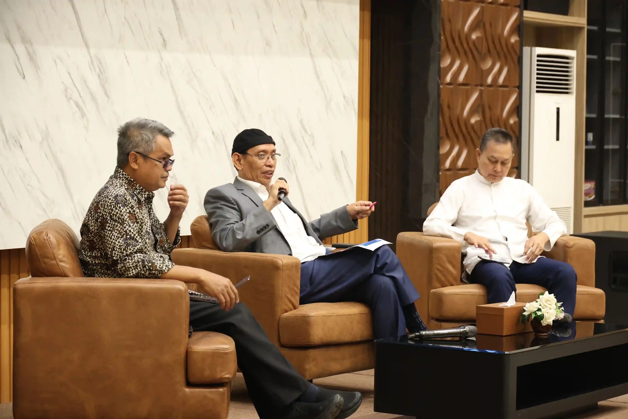 Dr. Achmad Solihin, SE.,M.Si. (kiri), Prof Dr Mohammad Nasih (tengah), Prof. Dr. Bambang Sektiari Lukiswanto, DEA., Drh. (kanan) dalam konferensi pers pengumuman SNBP UNAIR 20205 (Foto: PKIP UNAIR)