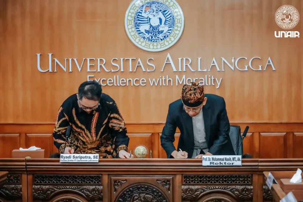 Leadership of UNAIR and PT Caprifarmindo Laboratories sign the MoU on March 5, 2025. (Photo: PKIP UNAIR)