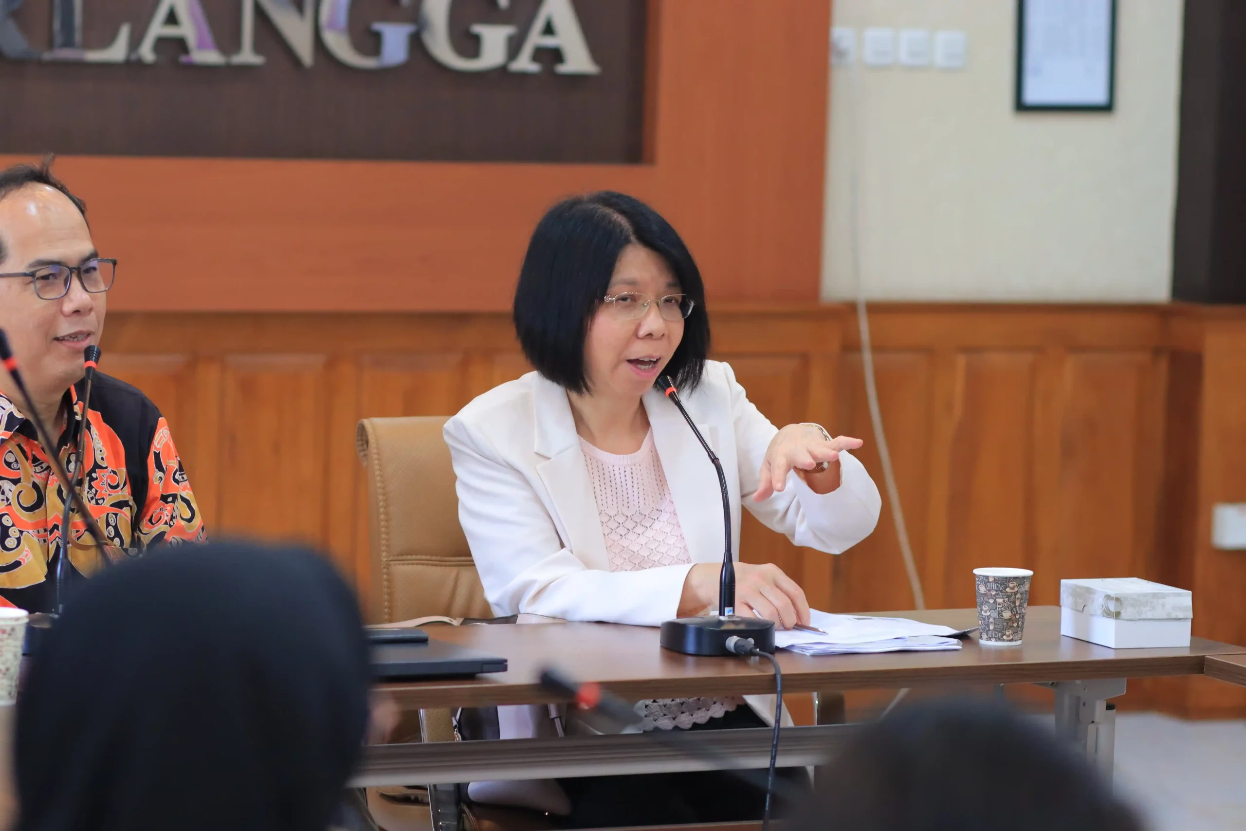 Prof. Sylvia Kwok Lai of the City University of Hong Kong delivers a presentation at Chairil Anwar Hall, Faculty of Humanities, UNAIR, Tuesday (April 29, 2025). (Photo: Event Committee)