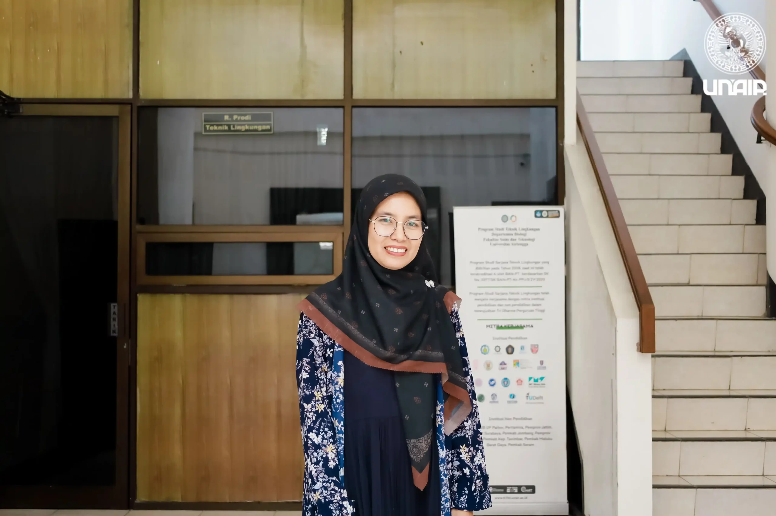 Dina Meta Mareta, guru pendamping siswa peserta UTBK asal sekolah berbasis pesantren, Darul Ulum, Jombang (Foto: PKIP UNAIR)