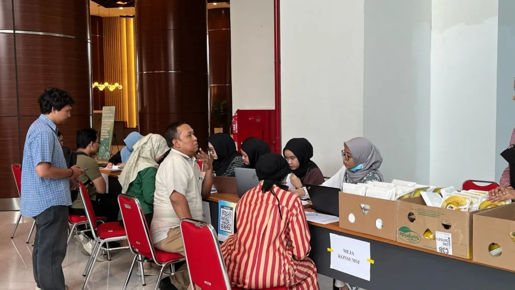 Participants of Universitas Airlangga’s Happy & Healthy Lifestyle (H2L) program at the ASEEC Tower Lobby, Campus B, Tuesday (April 22, 2025). (Photo: Personal Documentation)