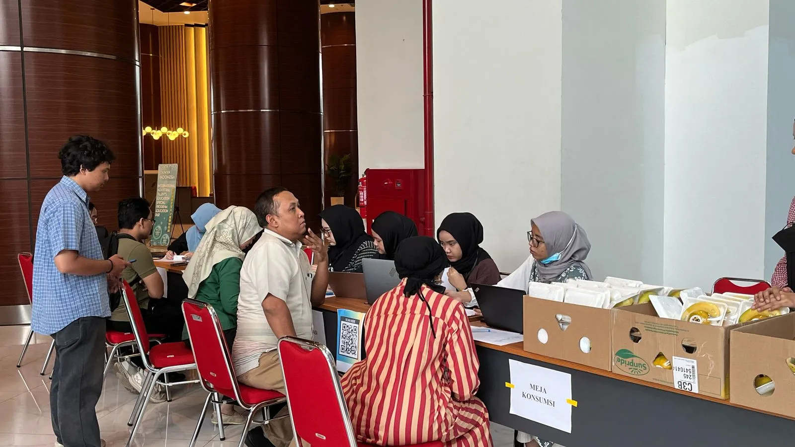 Participants of Universitas Airlangga’s Happy & Healthy Lifestyle (H2L) program at the ASEEC Tower Lobby, Campus B, Tuesday (April 22, 2025). (Photo: Personal Documentation)