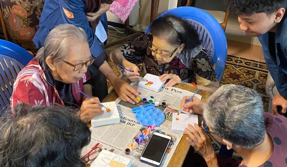 Elderly residents express themselves through gypsum painting, guided by UNAIR Public Administration students during the “Senja Ceria” social outreach event at Panti Werdha Usia, Friday (April 25, 2025). (Photo: Committee)