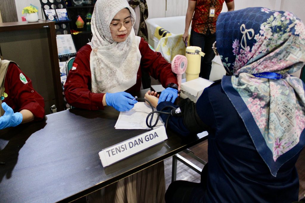 Cek tekanan darah gratis oleh AHPC UNAIR. (Foto: Istimewa)