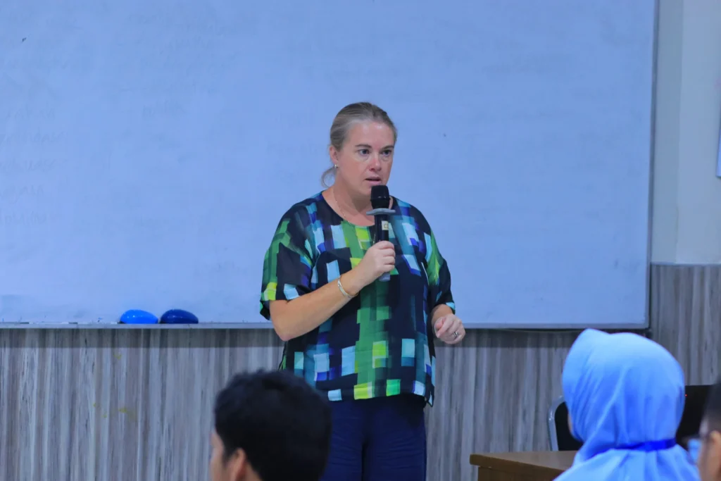 Prof. Dani Tomlin speaks at the guest lecture event hosted by FIB UNAIR, Tuesday (April 29, 2025). (Photo: FIB Public Relations)