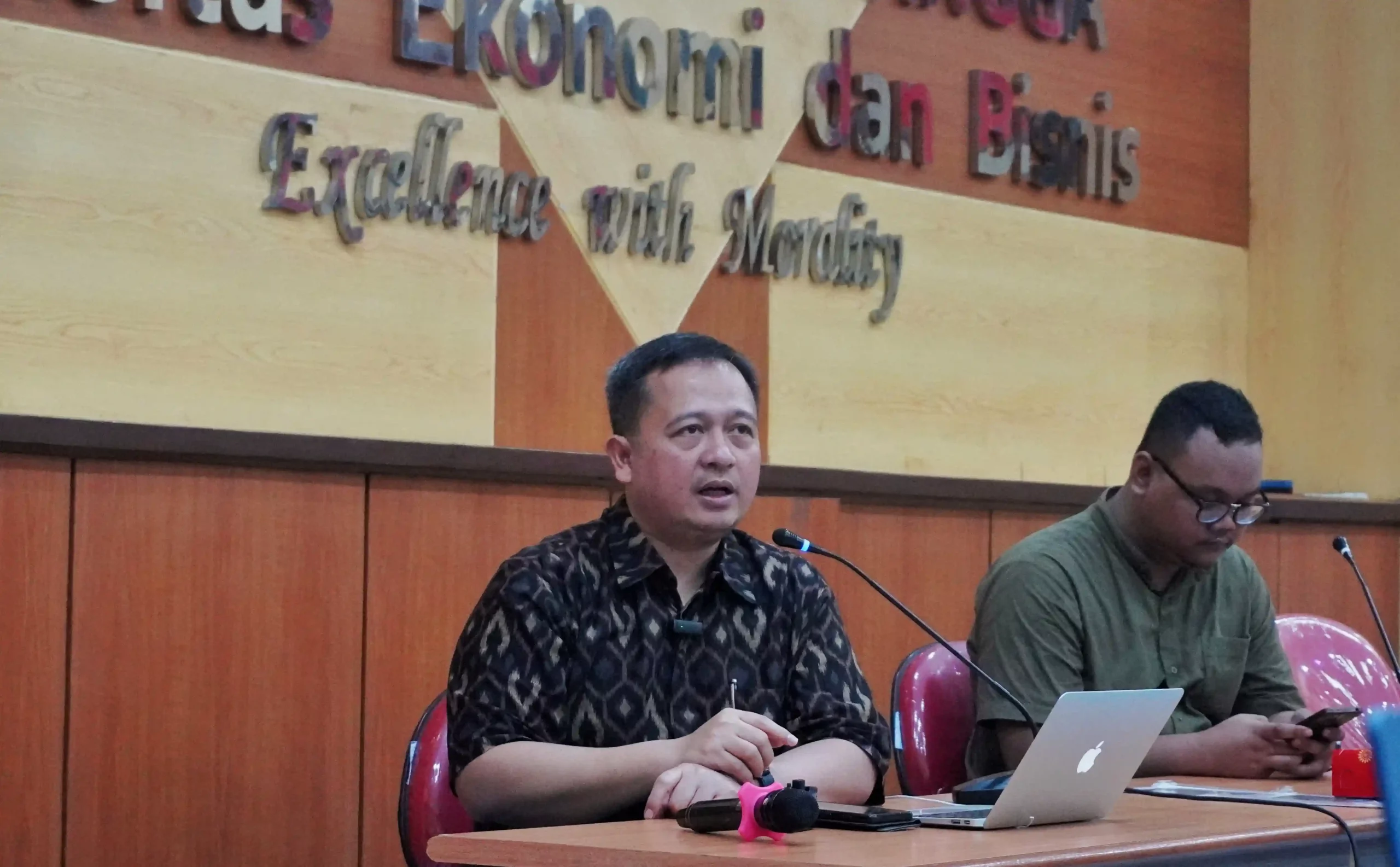 Prof Dr Raditya Sukmana SE MA saat menyampaikan materi dalam acara MSEI Research Series di Aula Miendrowo pada Jumat (25/4/2025). (Foto: Dok Panitia)