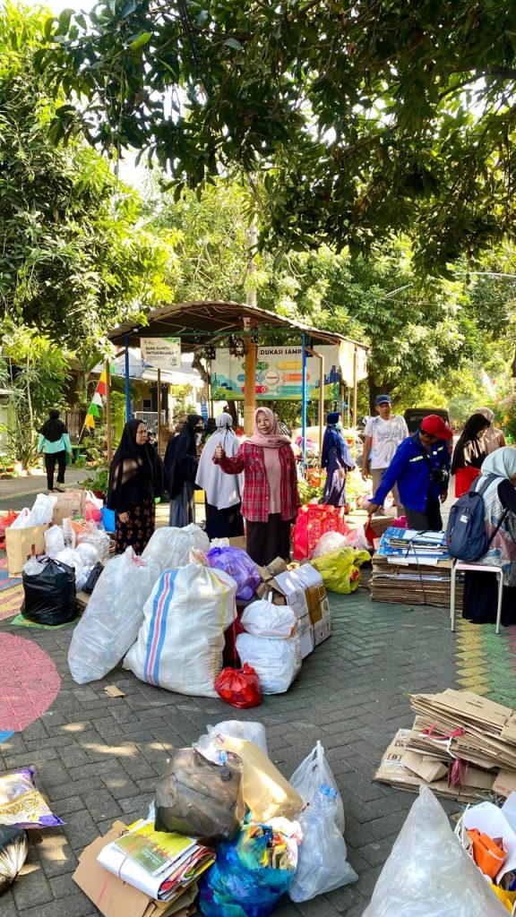 Weighing process at Pattuh Muamalat Waste Bank (Photo: Dr. R. Azizah) 