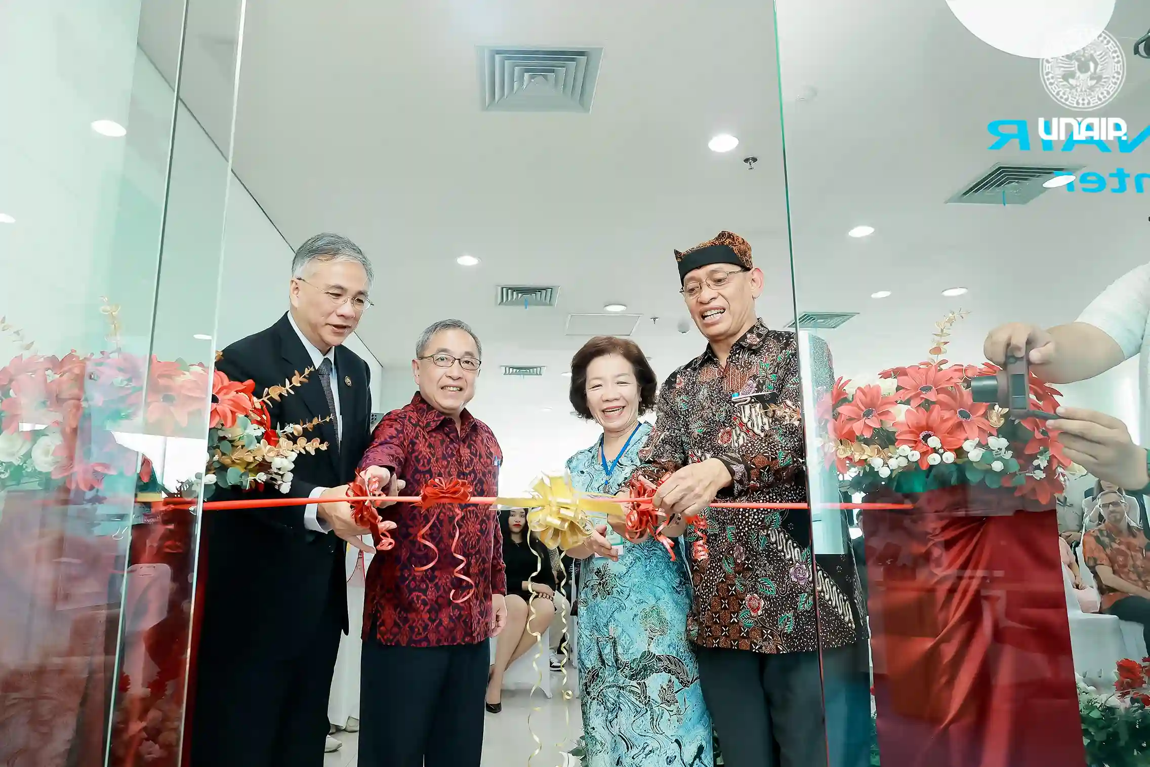 UNAIR Rector Prof. Dr. Mohammad Nasih, MT, Ak (right) alongside representatives from Taiwan officially inaugurate the Taiwan Center at UNAIR (Photo: PKIP UNAIR)