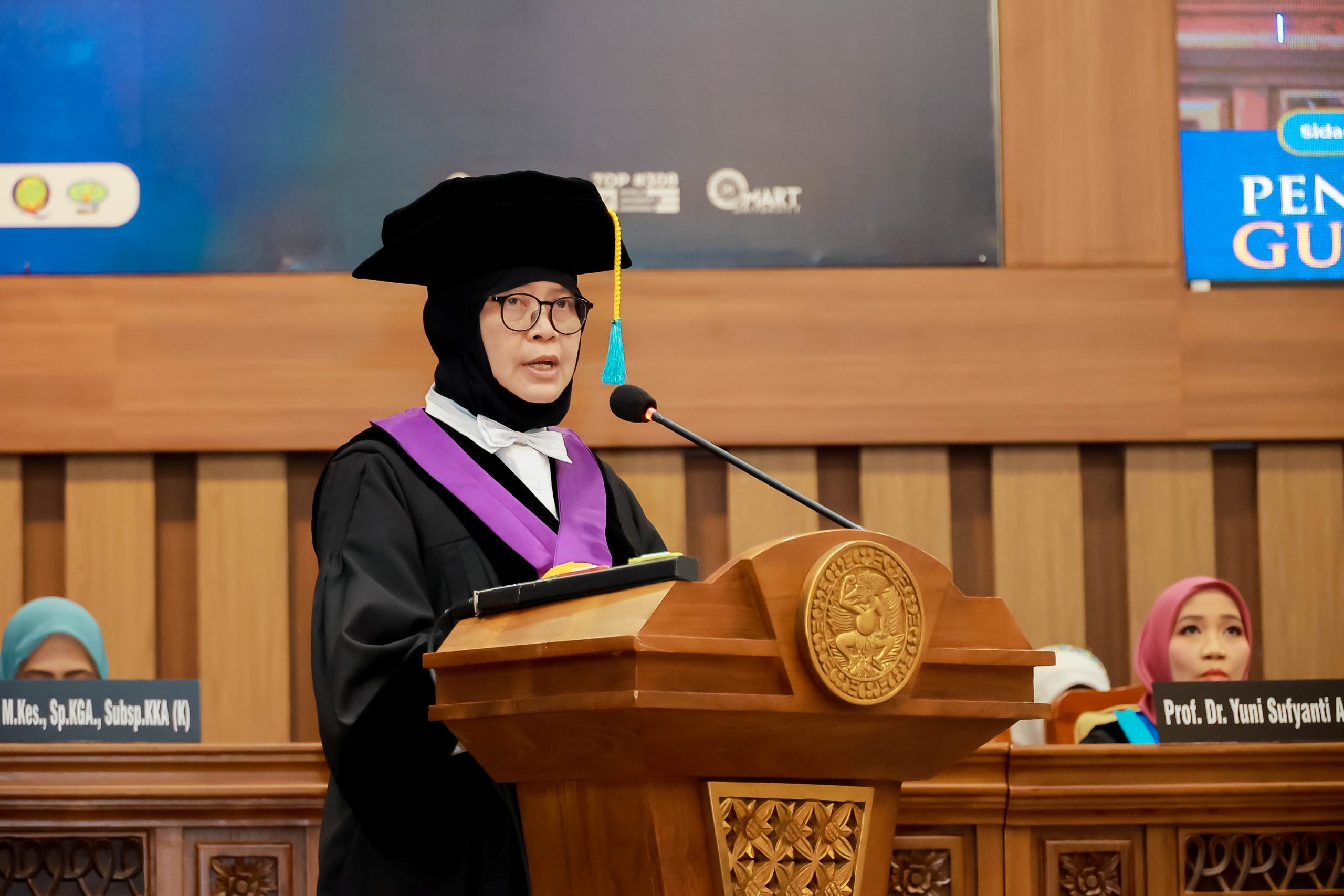 Prof Dr Lilis Sulistyorini Ir MKes saat menyampaikan orasinya di upacara pengukuhan Guru Besar Universitas Airlangga pada Kamis (24/4/2025) (foto: PKIP UNAIR)