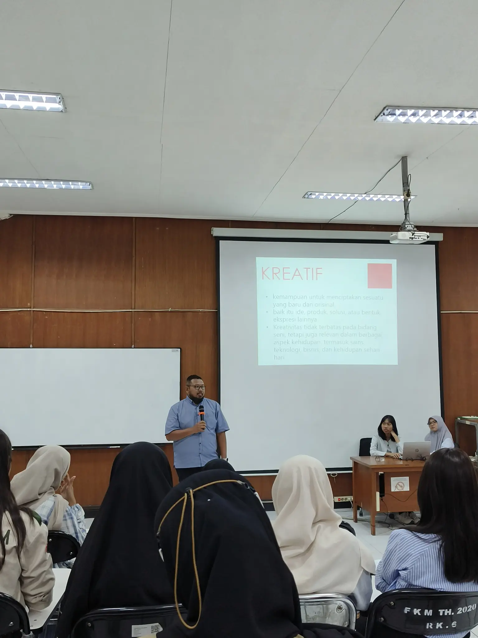 Dr. Pulung Siswantara, S.KM., M.Kes delivers his presentation during PKM On Training 1. (Photo: Department of Research and Press, BEM FKM UNAIR)