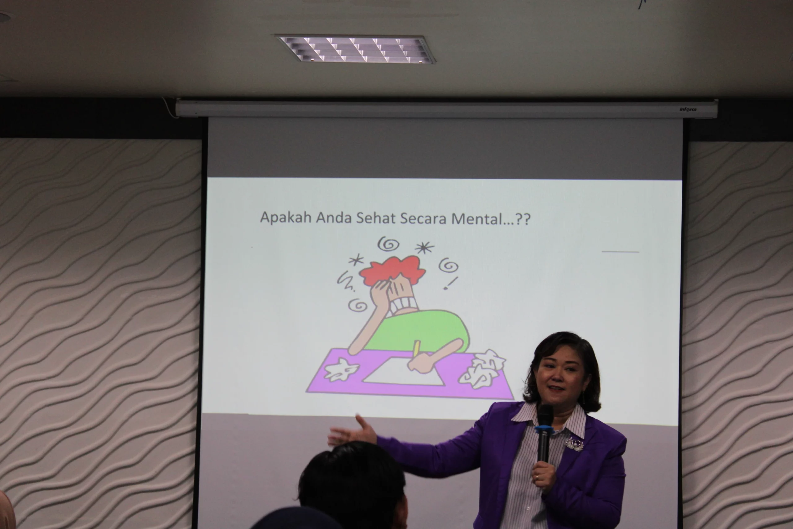 Dr Sri Widati SSos MSi, menyampaikan materi tentang psikologi remaja dalam sesi pelatihan soft skills di UNAIR, Sabtu (26/4/2025). (Foto: Panitia)